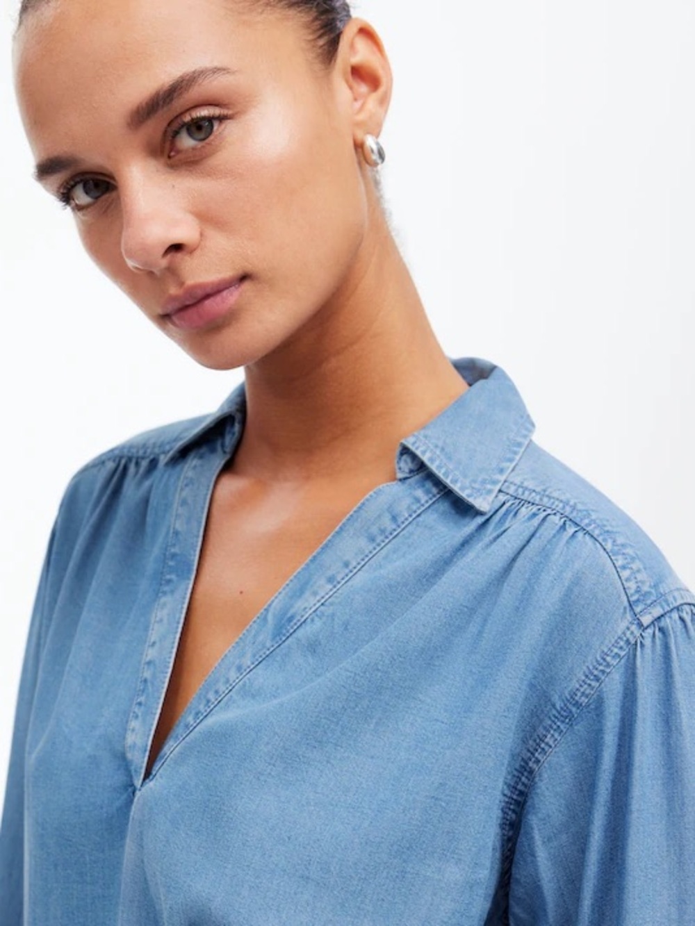 Madewell Chambray Easy Y-Neck Button-Up Shirt in Ritch Wash - Picture 8 of 9